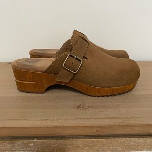 White Mountain “Behold” Brown Suede Leather Women's Clogs